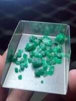 27.06ct Swat Emerald Rough – A Compact Lot of Vivid Green Crystals - Image 5