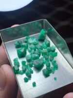 27.06ct Swat Emerald Rough – A Compact Lot of Vivid Green Crystals - Image 6