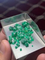 27.06ct Swat Emerald Rough – A Compact Lot of Vivid Green Crystals - Image 10