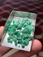 Vibrant 52.25ct Swat Emerald Rough Lot - Image 2