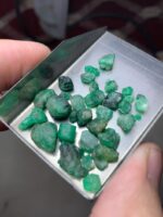 The Glow of the Mountains: 39.09 ct Swat Emerald Rough Lot - Image 5