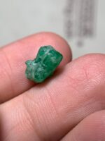 Sleek and Stunning: A 4.00 ct Emerald Crystal from Swat, Pakistan - Image 3