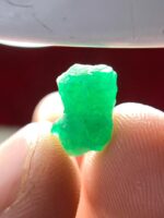 Sleek and Stunning: A 4.00 ct Emerald Crystal from Swat, Pakistan - Image 5