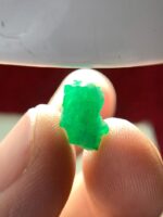 Sleek and Stunning: A 4.00 ct Emerald Crystal from Swat, Pakistan - Image 6