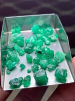 Natural Elegance: 41.30 Carat Swat Emerald Rough Lot - Image 9