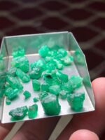 Natural Elegance: 41.30 Carat Swat Emerald Rough Lot - Image 10