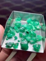 Natural Elegance: 41.30 Carat Swat Emerald Rough Lot - Image 11