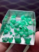 Natural Elegance: 41.30 Carat Swat Emerald Rough Lot - Image 13