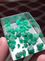 Natural Elegance: 41.30 Carat Swat Emerald Rough Lot - Image 3