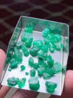 Natural Elegance: 41.30 Carat Swat Emerald Rough Lot - Image 6