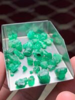 Natural Elegance: 41.30 Carat Swat Emerald Rough Lot - Image 7
