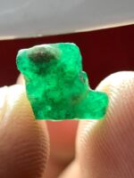 Captivating Green: A 2.45ct Emerald Crystal from Swat Valley - Image 2