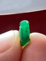 Captivating Green: A 2.45ct Emerald Crystal from Swat Valley - Image 7