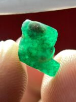 Captivating Green: A 2.45ct Emerald Crystal from Swat Valley - Image 9
