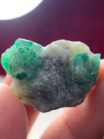 Discover the Impressive 43.30ct Emerald Specimen: 29.97 x 21.86 x 12.23mm - Image 2