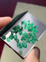 Examining an 18.91ct Swat Emerald Rough: Dimensions, Features & Value Potential - Image 2
