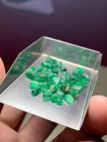 Examining an 18.91ct Swat Emerald Rough: Dimensions, Features & Value Potential - Image 3