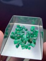 Examining an 18.91ct Swat Emerald Rough: Dimensions, Features & Value Potential - Image 6