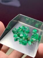 Examining an 18.91ct Swat Emerald Rough: Dimensions, Features & Value Potential - Image 7
