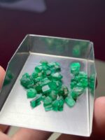 Examining an 18.91ct Swat Emerald Rough: Dimensions, Features & Value Potential - Image 9