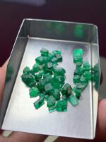 Examining an 18.91ct Swat Emerald Rough: Dimensions, Features & Value Potential - Image 10