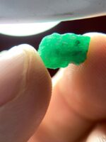 Green Flame: 3.240ct Swat Emerald Crystal with Vivid Natural Clarity - Image 2