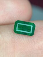 Radiant Sparkle: 0.85 Carat Faceted Emerald from Swat - Image 2
