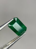 Radiant Sparkle: 0.85 Carat Faceted Emerald from Swat - Image 3