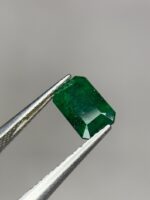 Radiant Sparkle: 0.85 Carat Faceted Emerald from Swat - Image 4