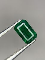 Radiant Sparkle: 0.85 Carat Faceted Emerald from Swat - Image 5