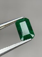 Radiant Sparkle: 0.85 Carat Faceted Emerald from Swat - Image 6