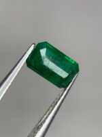 Radiant Sparkle: 0.85 Carat Faceted Emerald from Swat - Image 7