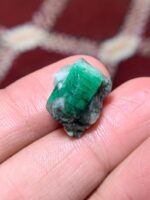 A Brilliant 15.32-Carat Swat Emerald Specimen — Full Gemstone Spotlight - Image 3