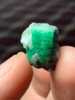 A Brilliant 15.32-Carat Swat Emerald Specimen — Full Gemstone Spotlight - Image 4