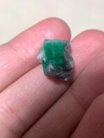 A Brilliant 15.32-Carat Swat Emerald Specimen — Full Gemstone Spotlight - Image 7