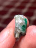 A Brilliant 15.32-Carat Swat Emerald Specimen — Full Gemstone Spotlight - Image 8