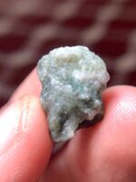 A Brilliant 15.32-Carat Swat Emerald Specimen — Full Gemstone Spotlight - Image 9