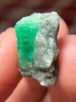 A Brilliant 15.32-Carat Swat Emerald Specimen — Full Gemstone Spotlight - Image 10