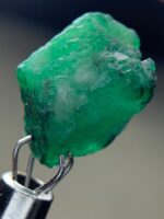 Brilliant 6.58ct Swat Emerald Crystal – A Rare Gem from Pakistan's Hidden Valleys - Image 2