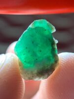 Small but Distinct: A 4.60-Carat Emerald Specimen from Swat Valley - Image 3