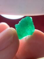 The 8.40 ct Emerald Crystal from Swat: A Vibrant Green Treasure - Image 2