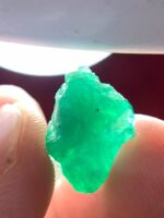 The 8.40 ct Emerald Crystal from Swat: A Vibrant Green Treasure - Image 4