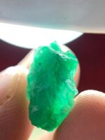 The 8.40 ct Emerald Crystal from Swat: A Vibrant Green Treasure - Image 5