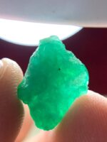 The 8.40 ct Emerald Crystal from Swat: A Vibrant Green Treasure - Image 6
