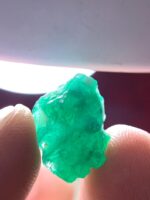 The 8.40 ct Emerald Crystal from Swat: A Vibrant Green Treasure - Image 9