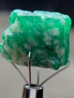 Exploring the Beauty of a 7.94ct Emerald Crystal: A Glimpse into Its Dimensions and Quality - Image 2