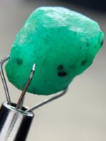 Exploring the Beauty of a 7.94ct Emerald Crystal: A Glimpse into Its Dimensions and Quality - Image 3