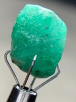 Exploring the Beauty of a 7.94ct Emerald Crystal: A Glimpse into Its Dimensions and Quality - Image 5