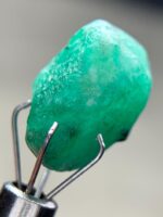 Exploring the Beauty of a 7.94ct Emerald Crystal: A Glimpse into Its Dimensions and Quality - Image 6