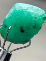 Exploring the Beauty of a 7.94ct Emerald Crystal: A Glimpse into Its Dimensions and Quality - Image 7
